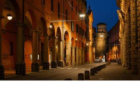 Bologne : visite de nuit : légendes, recoins cachés et panoramas secrets