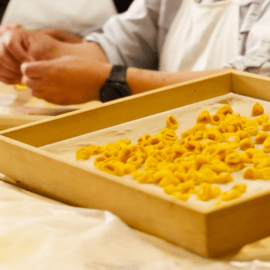 Bologne : atelier tortellini faits main et vin dans un studio chaleureux