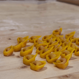 Bologne : atelier tortellini faits main et vin dans un studio chaleureux