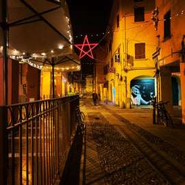 Visite nocturne panoramique de Bologne à vélo : lumières de la ville et vie locale
