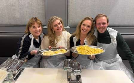 Bologne : cours de cuisine sur les pâtes et le Tiramisu avec du vin