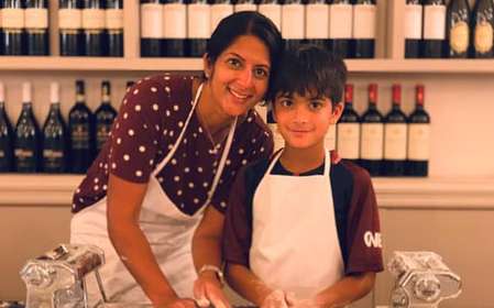 Bologne : cours de cuisine sur les pâtes et le Tiramisu avec du vin