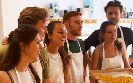 Bologne : atelier tortellini faits main et vin dans un studio chaleureux