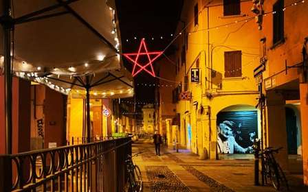 Visite nocturne panoramique de Bologne à vélo : lumières de la ville et vie locale