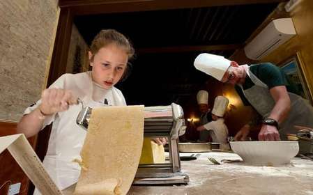 Bologne : cours de cuisine sur les pâtes et le Tiramisu avec du vin