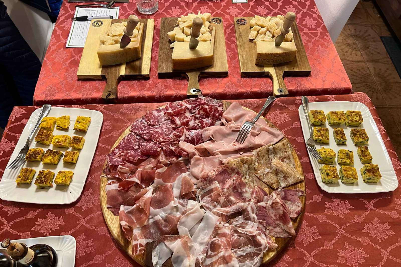 Bologne/Modène : Visite du Parmigiano, de Ferrari et du vin avec déjeuner