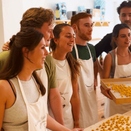 Bologne : atelier tortellini faits main et vin dans un studio chaleureux