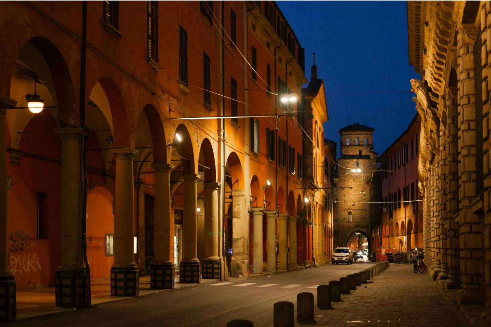 Bologne : visite de nuit : légendes, recoins cachés et panoramas secrets